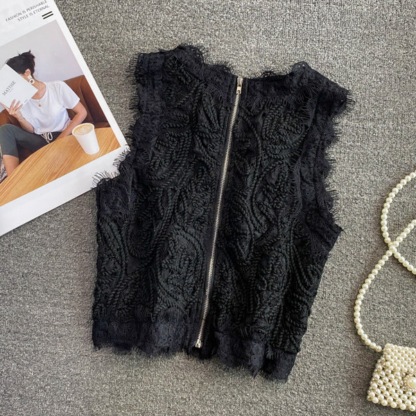 Modern női felső, hímzéssel és cipzárral a hátán