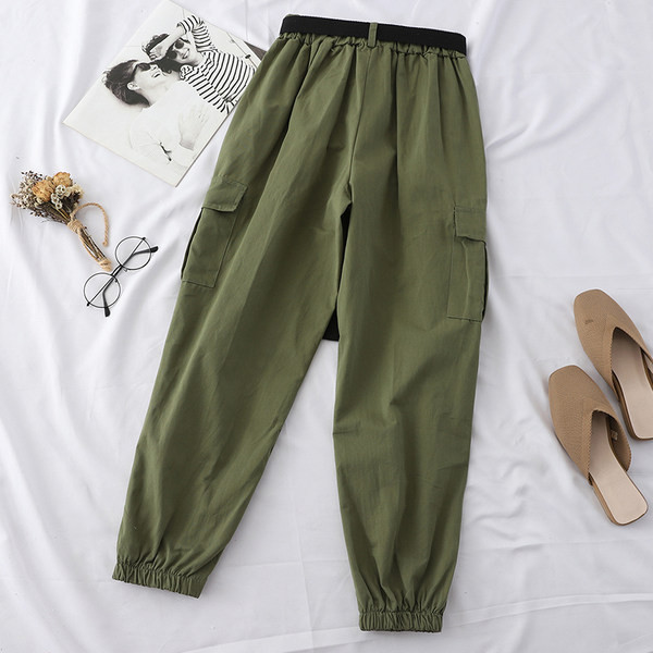 Női alkalmi nadrág övvel és zsebekkel