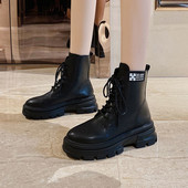 Női bőrcsizma fűzővel és felirattal