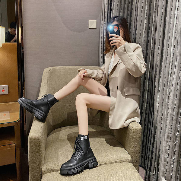 Női bőrcsizma fűzővel és felirattal