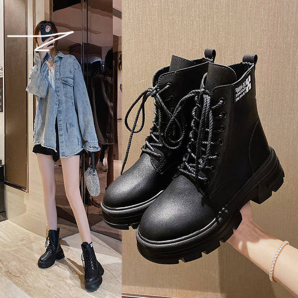 Női bőrcsizma fűzővel és felirattal