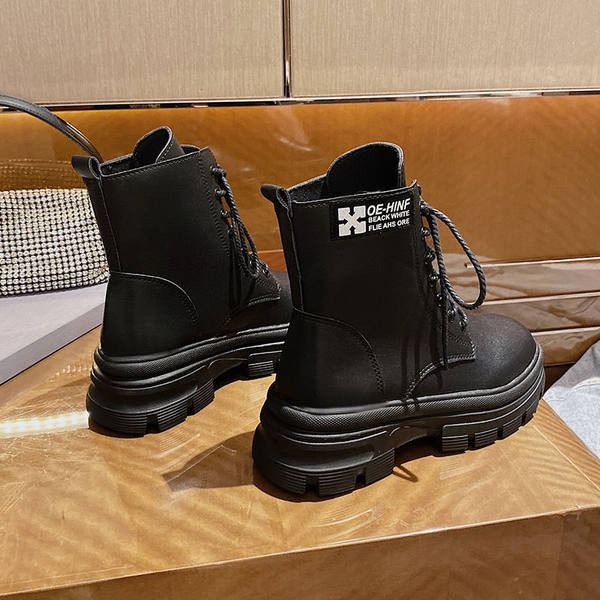 Női bőrcsizma fűzővel és felirattal