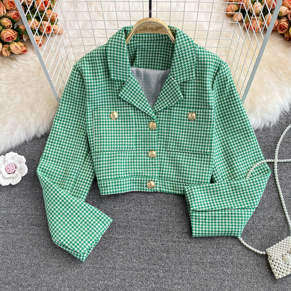 Kockás női rövid kabát gombokkal és zsebekkel