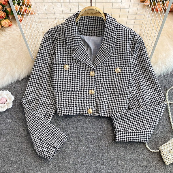 Kockás női rövid kabát gombokkal és zsebekkel