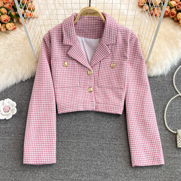 Kockás női rövid kabát gombokkal és zsebekkel