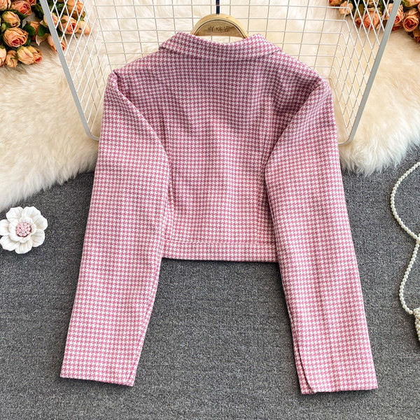 Kockás női rövid kabát gombokkal és zsebekkel