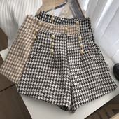 Női rövidnadrág magas derékkal és gombokkal
