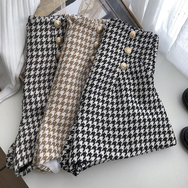 Női rövidnadrág magas derékkal és gombokkal