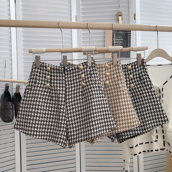 Női rövidnadrág magas derékkal és gombokkal