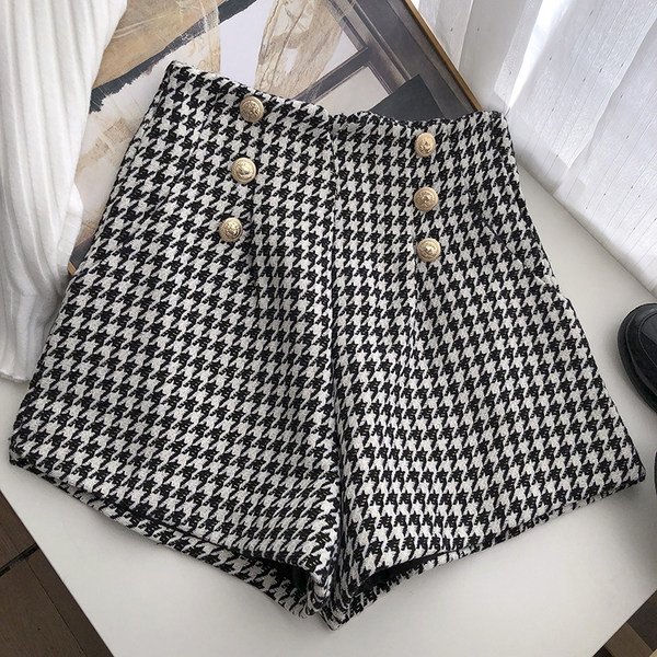 Női rövidnadrág magas derékkal és gombokkal