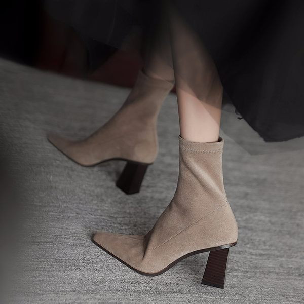 Stílusos női csizma 7 cm magas sarokkal, öko velúrból