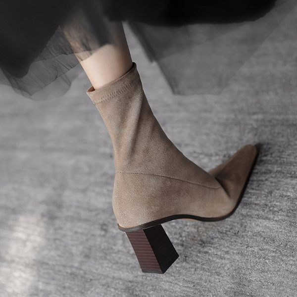 Stílusos női csizma 7 cm magas sarokkal, öko velúrból