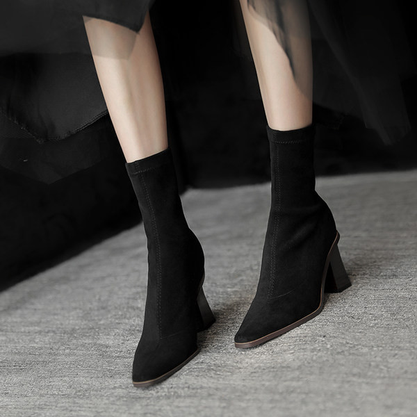 Stílusos női csizma 7 cm magas sarokkal, öko velúrból