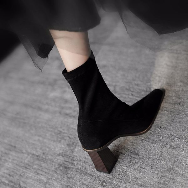 Stílusos női csizma 7 cm magas sarokkal, öko velúrból