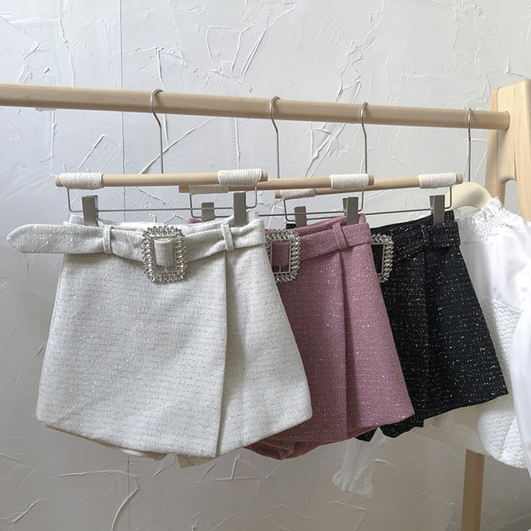 Naiste lühikesed püksid lukuga vööl - seeliku tüüpi