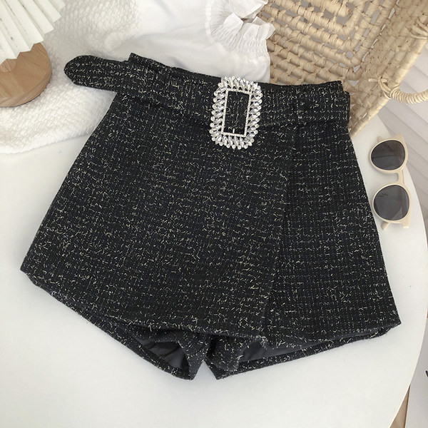 Naiste lühikesed püksid lukuga vööl - seeliku tüüpi