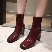 Stílusos női lakkcsizma cipzárral és magassarkúval