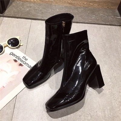 Stílusos női lakkcsizma cipzárral és magassarkúval