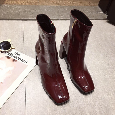 Stílusos női lakkcsizma cipzárral és magassarkúval