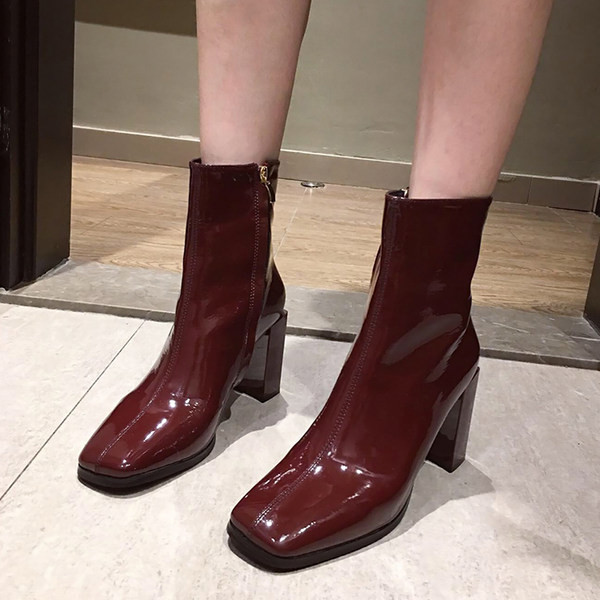 Stílusos női lakkcsizma cipzárral és magassarkúval