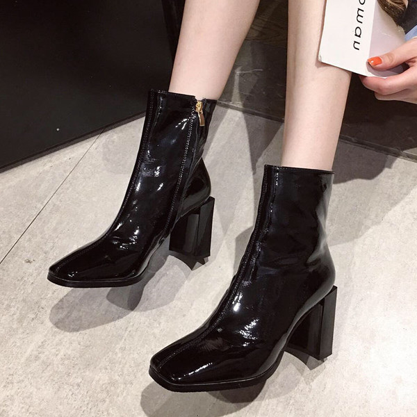 Stílusos női lakkcsizma cipzárral és magassarkúval