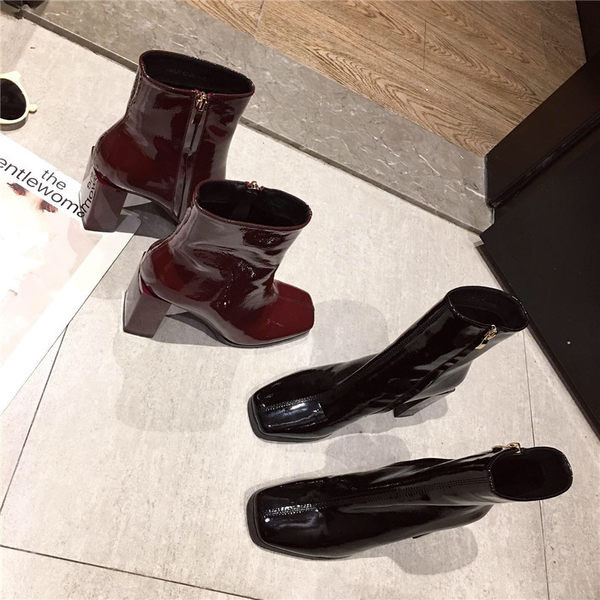 Stílusos női lakkcsizma cipzárral és magassarkúval