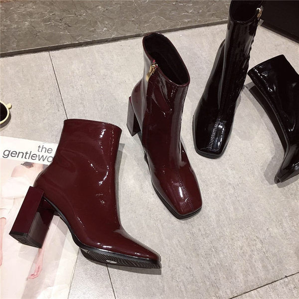 Stílusos női lakkcsizma cipzárral és magassarkúval