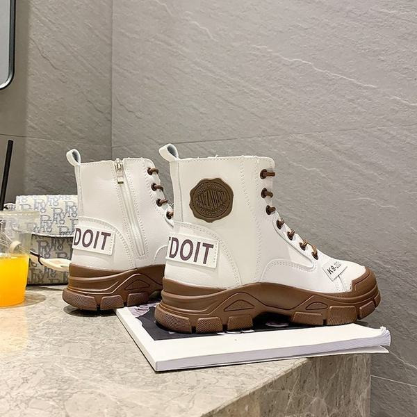 Uus mudel naiste paelte ja embleemidega saapad