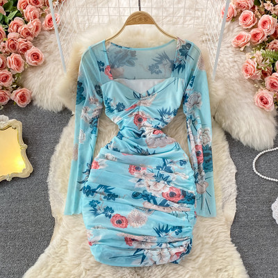 Női testhezálló ruha virágokkal és szögletes nyakkivágással