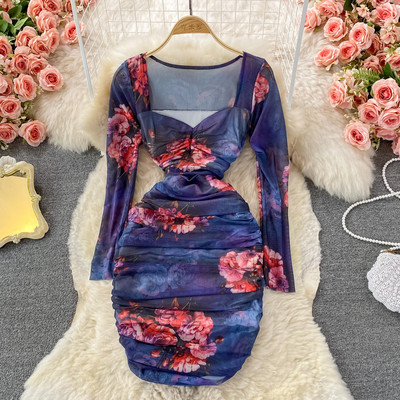 Női testhezálló ruha virágokkal és szögletes nyakkivágással