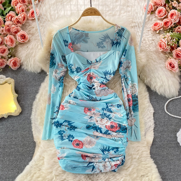 Női testhezálló ruha virágokkal és szögletes nyakkivágással