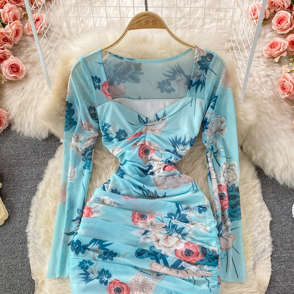 Női testhezálló ruha virágokkal és szögletes nyakkivágással