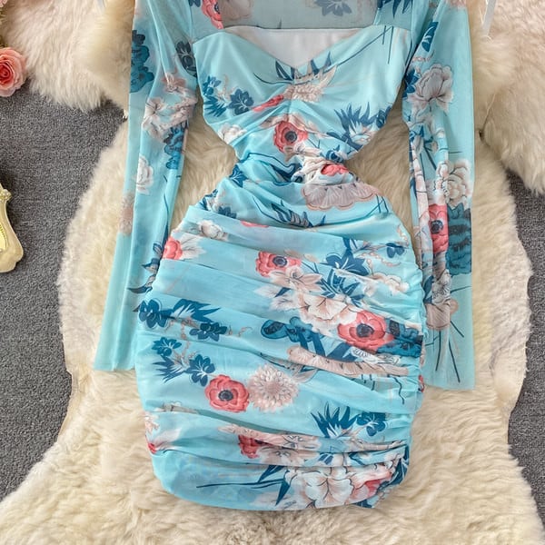 Női testhezálló ruha virágokkal és szögletes nyakkivágással