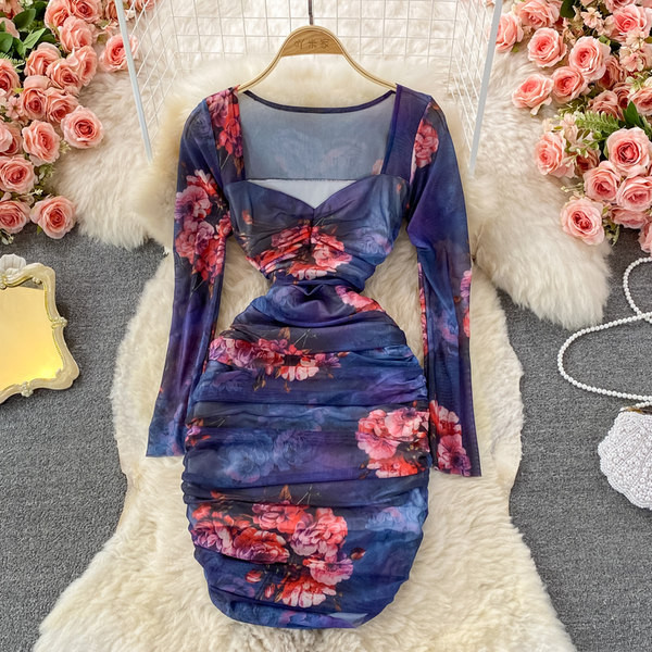 Női testhezálló ruha virágokkal és szögletes nyakkivágással