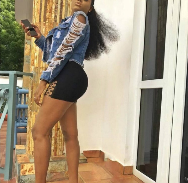 Női aktuális farmerdzseki szakadt motívumokkal, hosszú ujjú