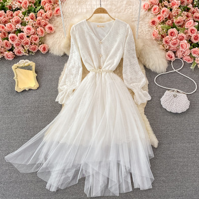 Női ruha övvel és tüll