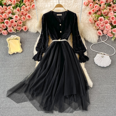 Női ruha övvel és tüll