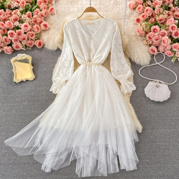 Női ruha övvel és tüll