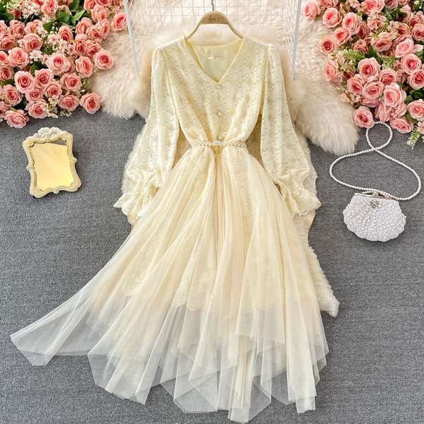 Női ruha övvel és tüll