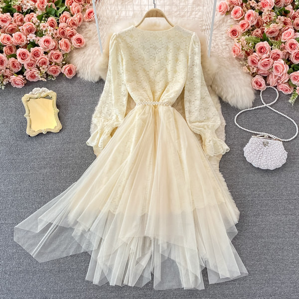 Női ruha övvel és tüll