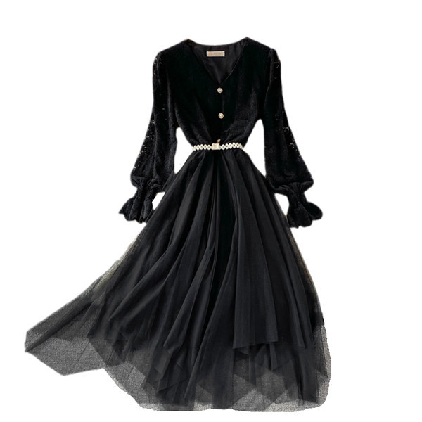 Női ruha övvel és tüll