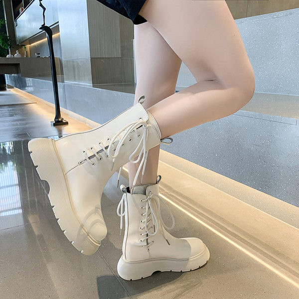 Kunstnahast naiste saapad küljesidemetega