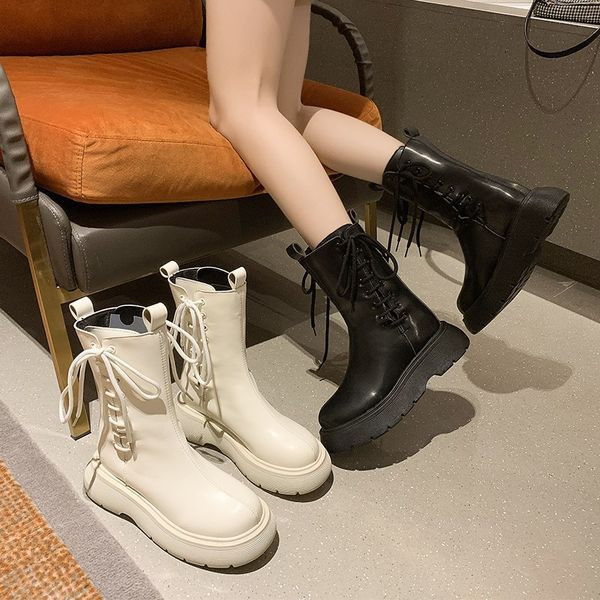 Kunstnahast naiste saapad küljesidemetega