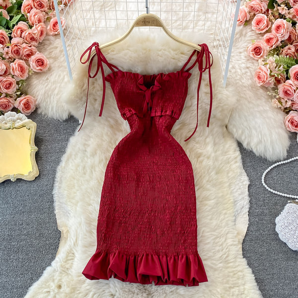 Női ruha rugalmas derékkal és vékony pántokkal