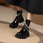 Női lakkcsizma fémlánccal és gyöngyökkel