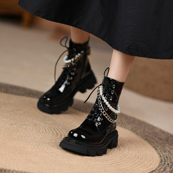 Női lakkcsizma fémlánccal és gyöngyökkel