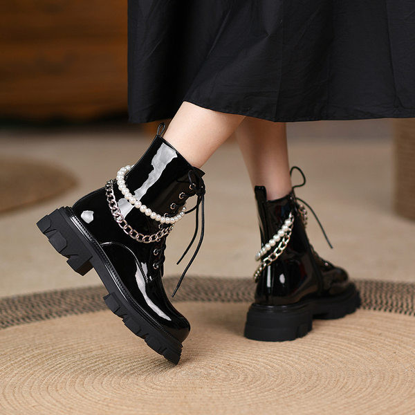 Női lakkcsizma fémlánccal és gyöngyökkel