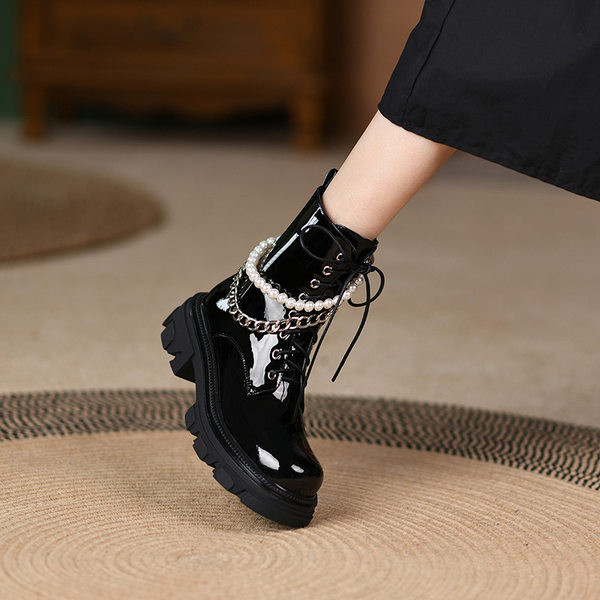 Női lakkcsizma fémlánccal és gyöngyökkel