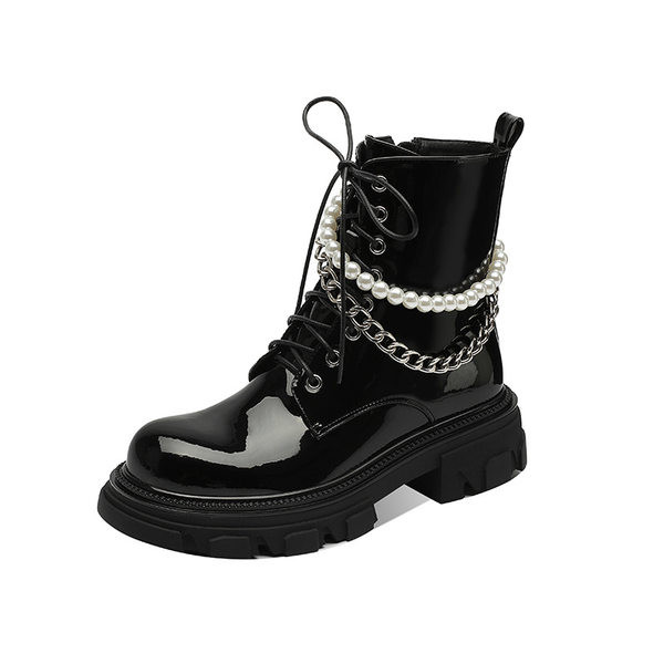 Női lakkcsizma fémlánccal és gyöngyökkel
