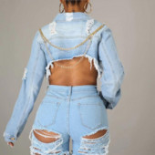 Modern női rövid farmerdzseki szakadt motívumokkal és fémlánccal